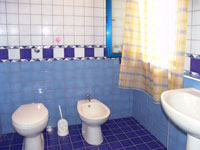 Trilo 6 posti letto. Appartamento al centro di Otranto composto da due camere da letto matrimoniali, due bagni con doccia, soggiorno-pranzo con divano-letto, angolo cottura attrezzato, tv, balcone, terrazzina. Distanza dal mare circa 300 metri.