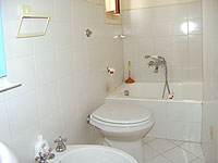 Bagno in camera con vasca/doccia